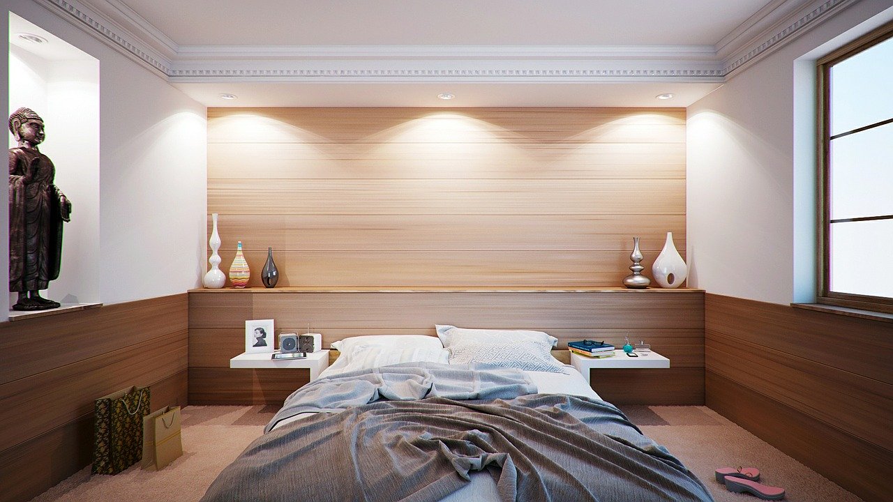 Arredare una camera da letto moderna: quadri, luci, decorazioni